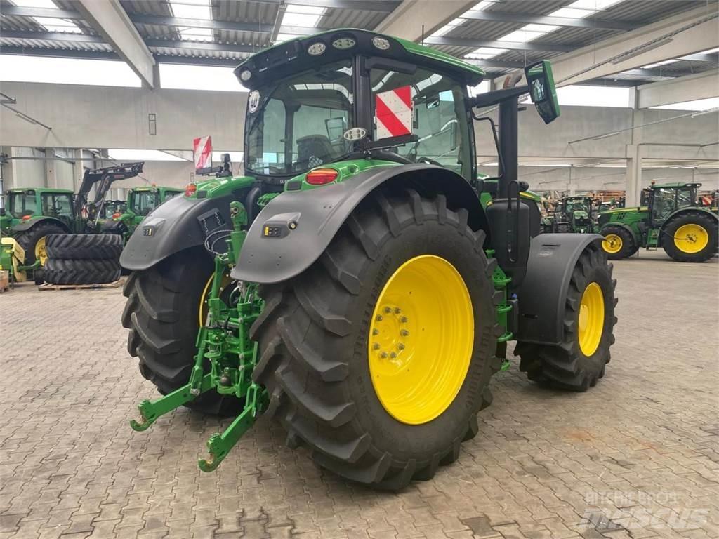 John Deere 6R 215 Traktory