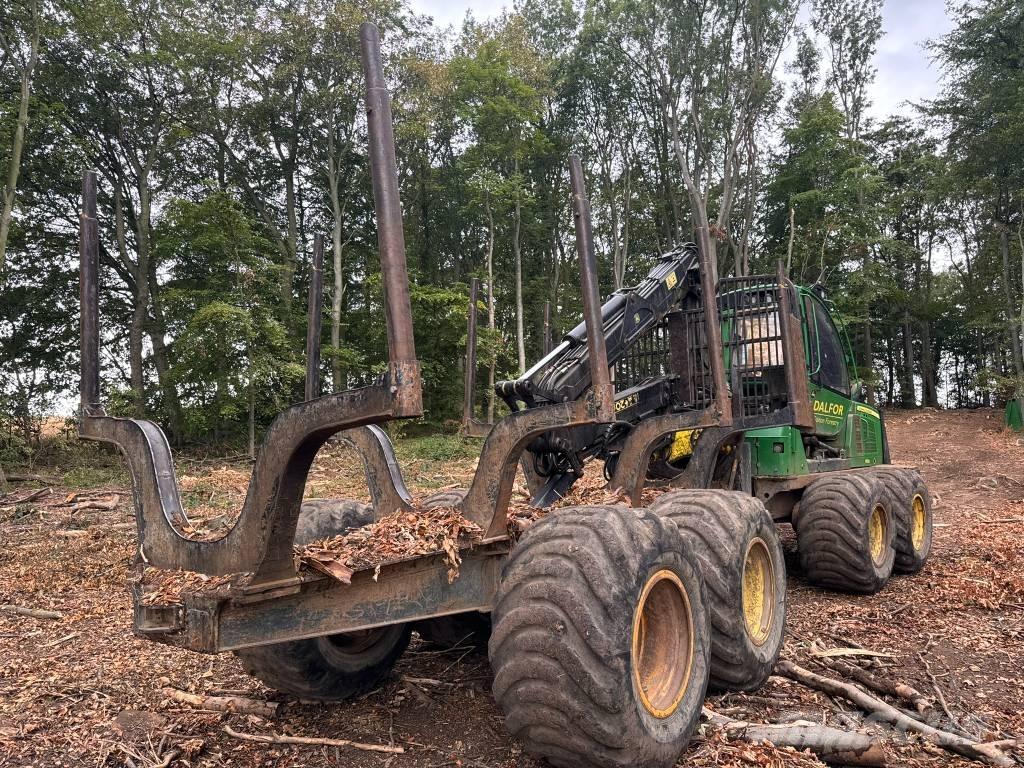 John Deere 1110 E Lesné traktory