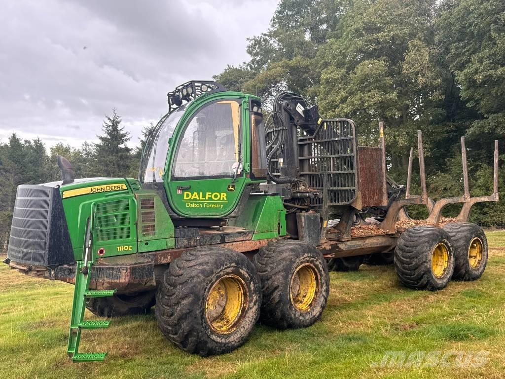 John Deere 1110 E Lesné traktory