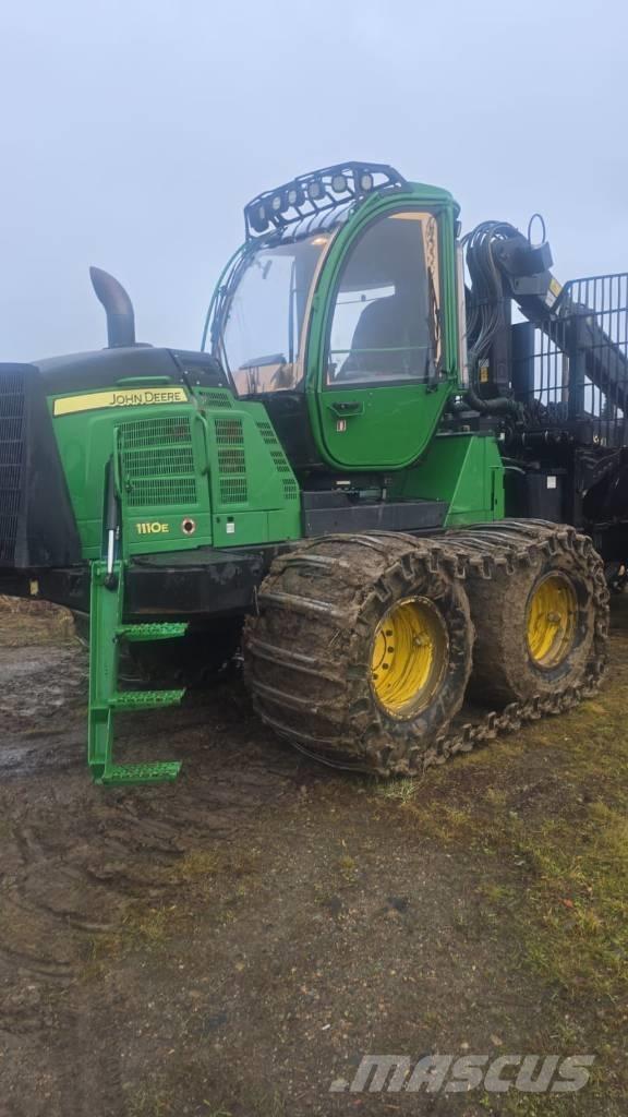 John Deere 1110 E Lesné traktory