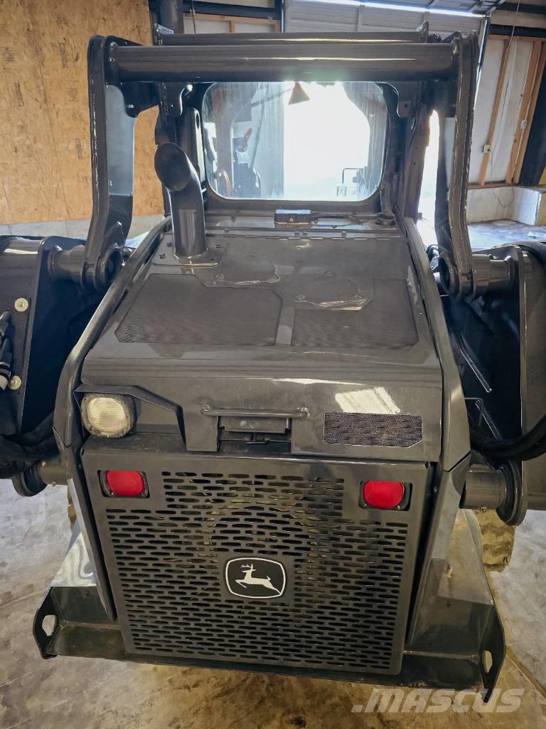 John Deere 325 G Šmykom riadené nakladače