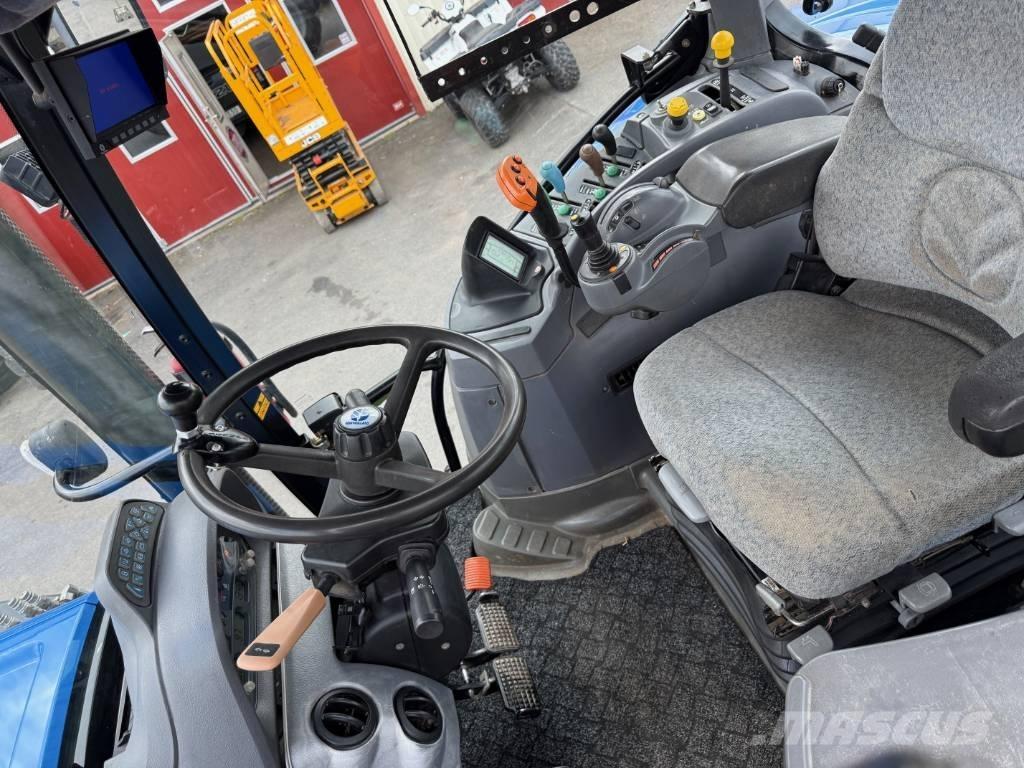 New Holland T7030 Traktory