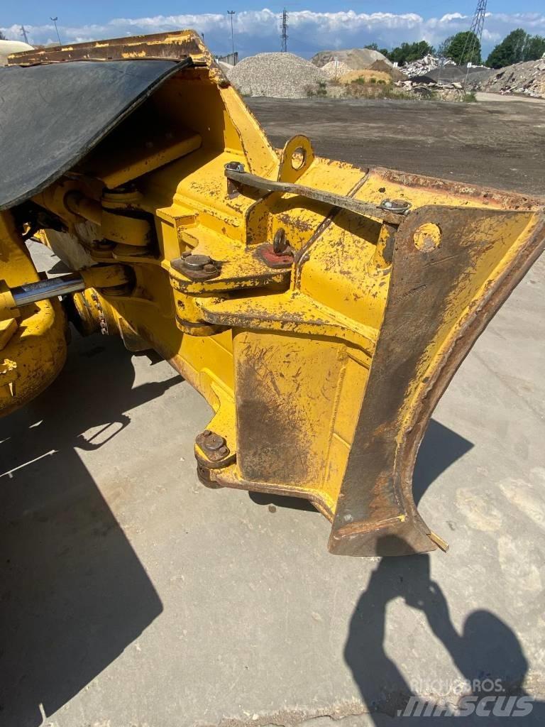 Komatsu D61PX24 Pásové dozéry