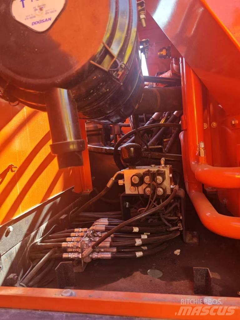 Doosan DX 300 Pásové rýpadlá