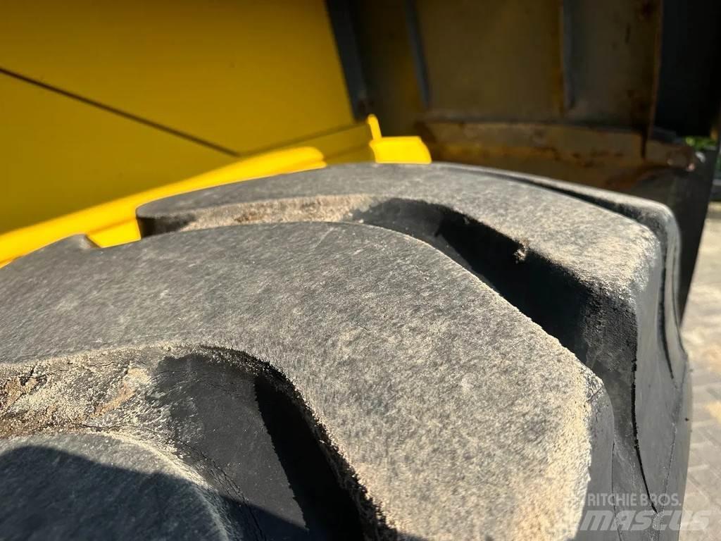 Komatsu WA270-3 Kolesové nakladače