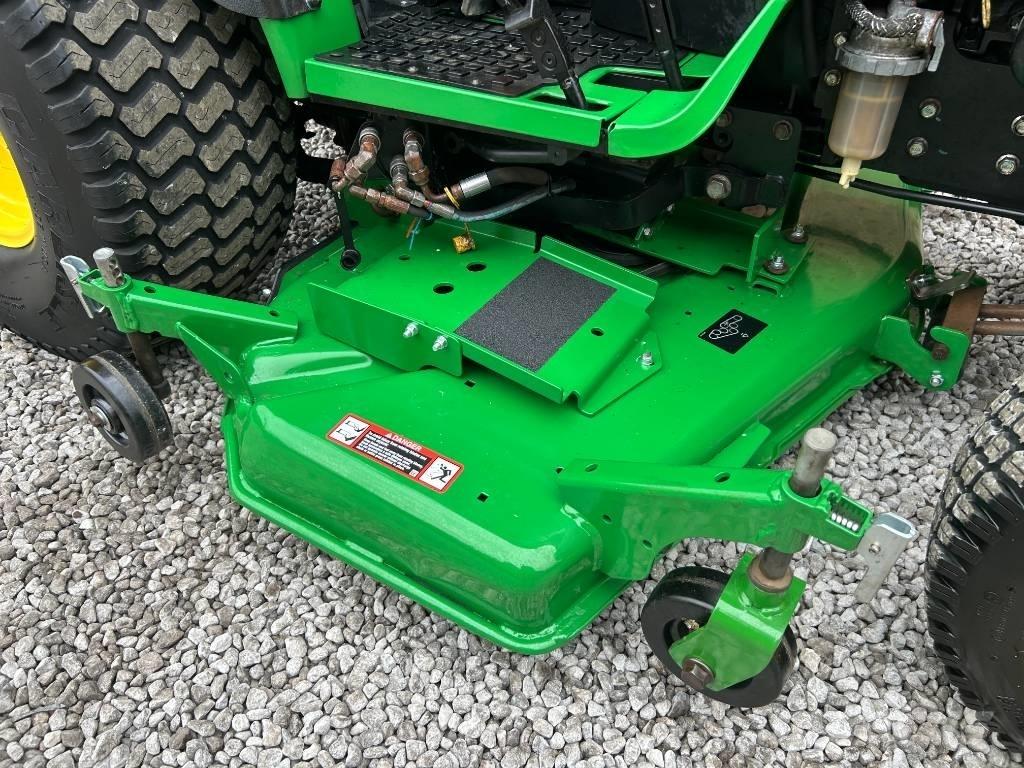 John Deere 2032R Kompaktné traktory