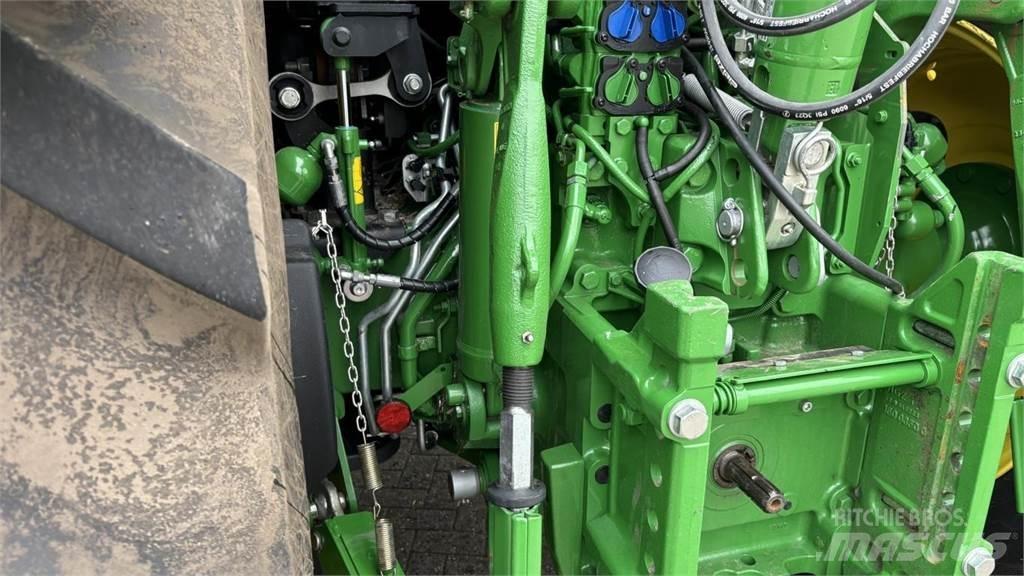John Deere 6R215 Traktory