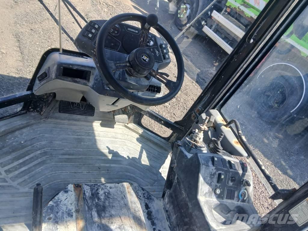 CAT 906 Kabíny a interiér