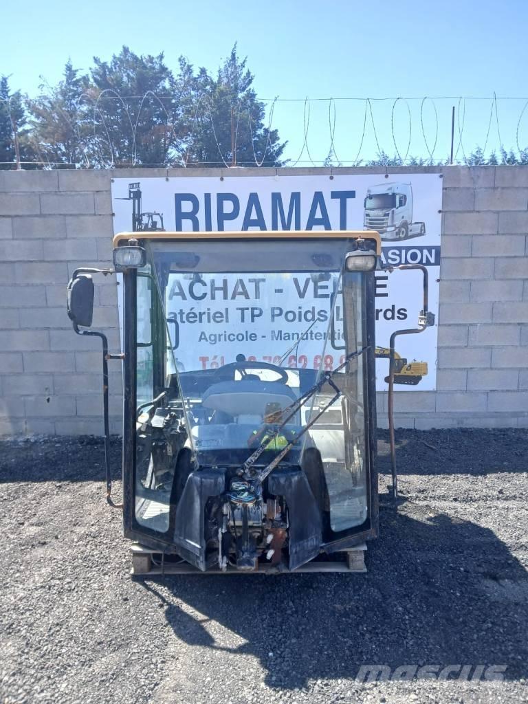 CAT 906 Kabíny a interiér