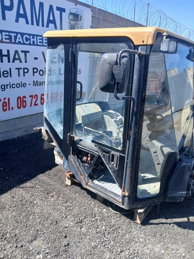 CAT 906 Kabíny a interiér