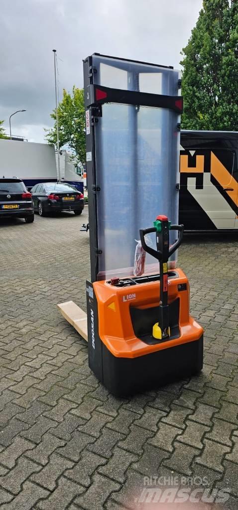Doosan LSM 12 N Ručne vedené vysokozdvižné vozíky