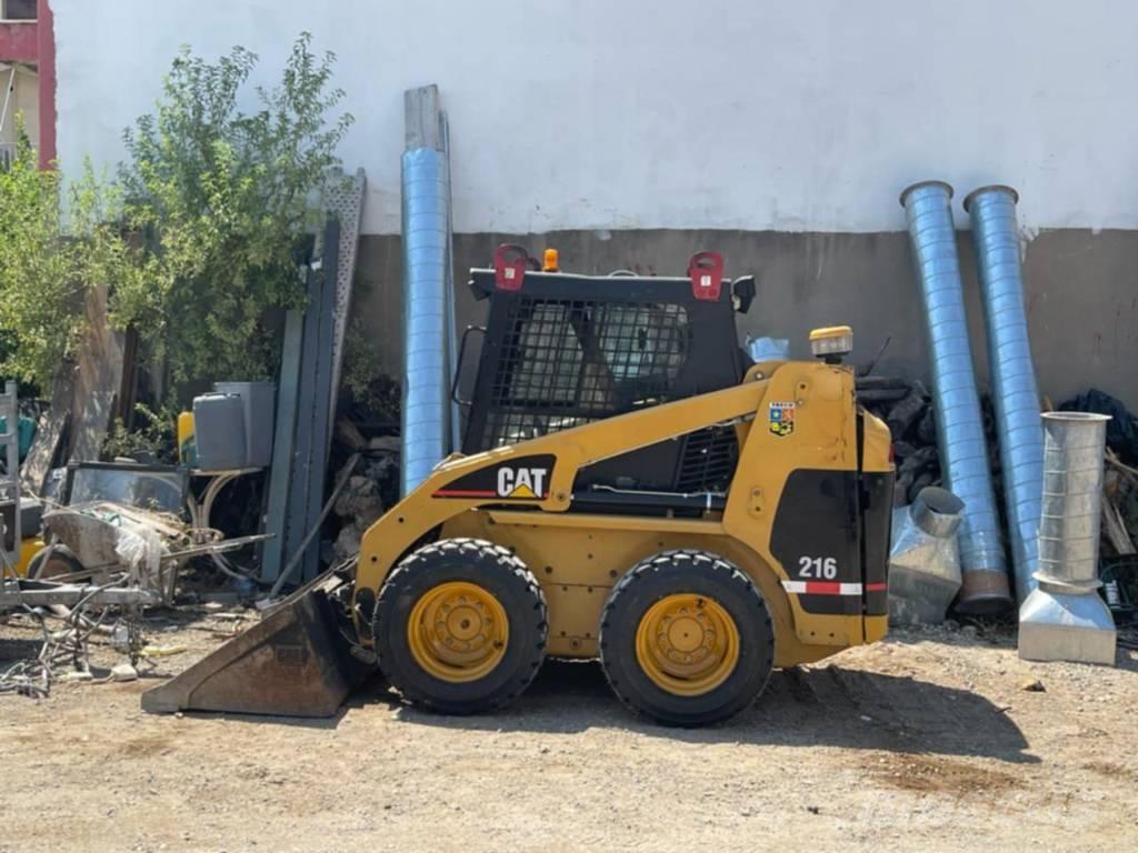 CAT 216 Šmykom riadené nakladače