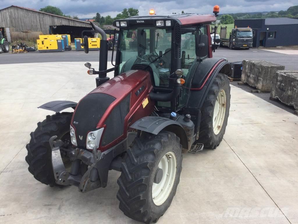 Valtra N123 Traktory