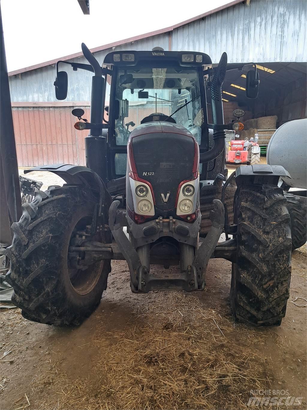 Valtra N123 Traktory