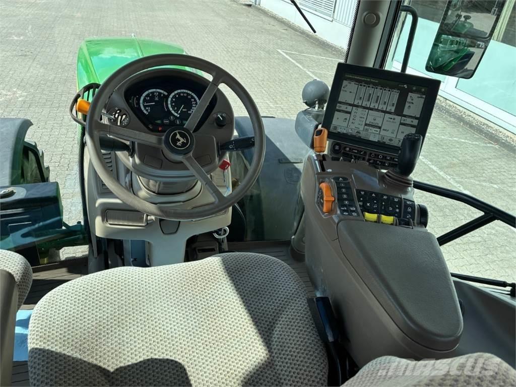 John Deere 6215 R Traktory