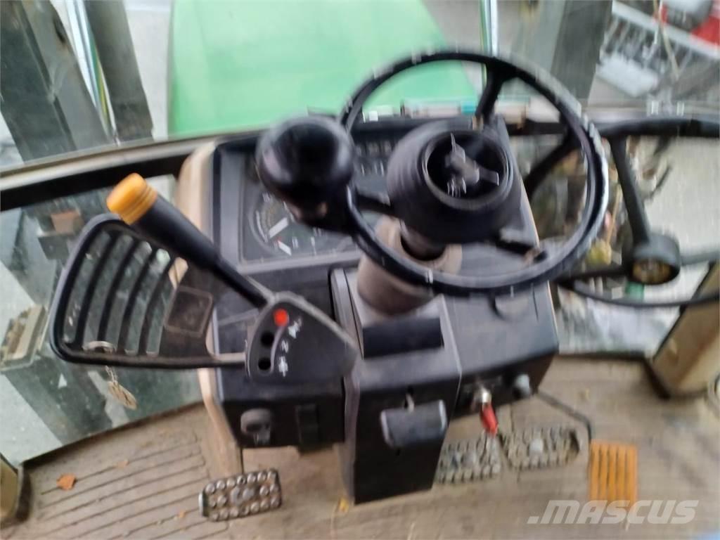 John Deere 6110SE Traktory
