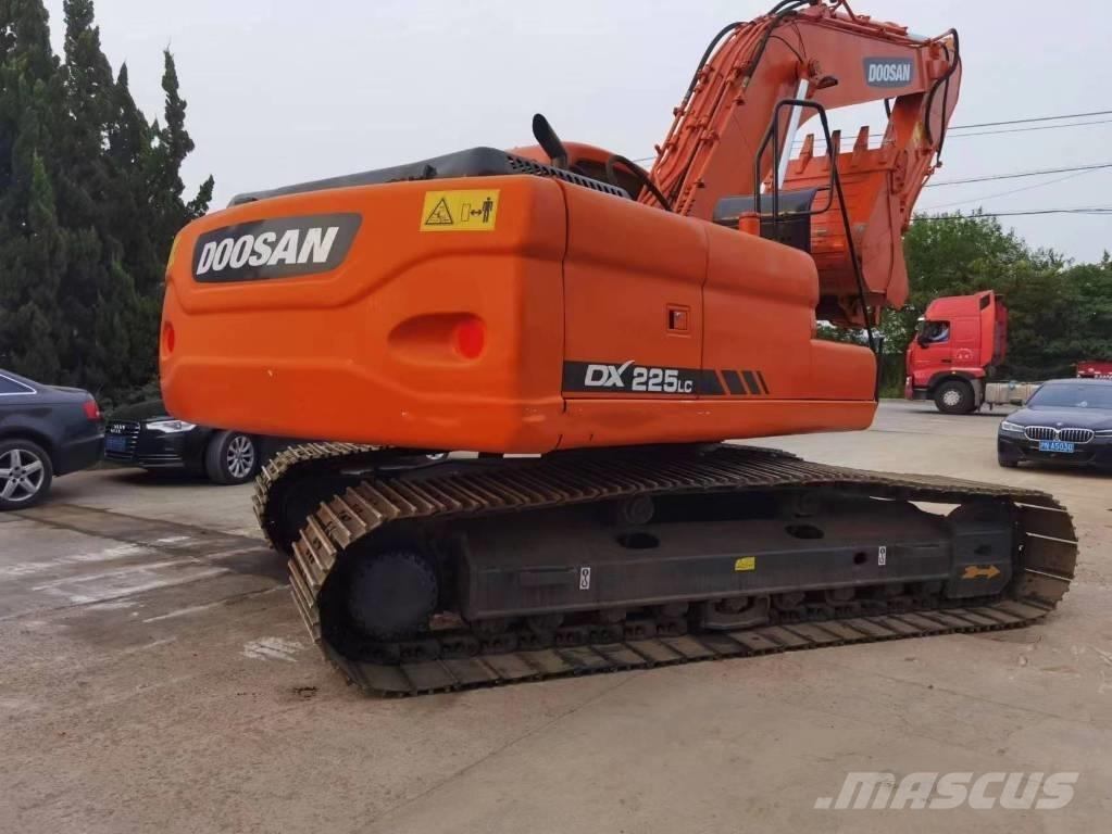 Doosan DX 225 Pásové rýpadlá