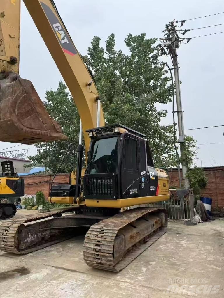 CAT 323D Pásové rýpadlá