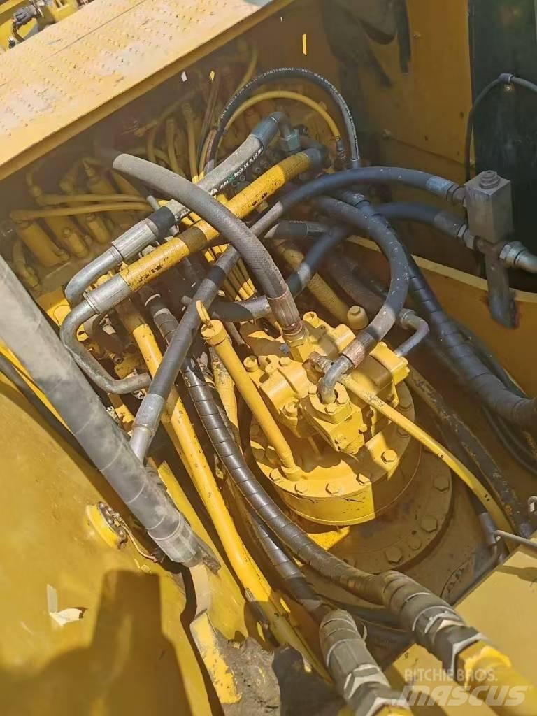 CAT 323D Pásové rýpadlá