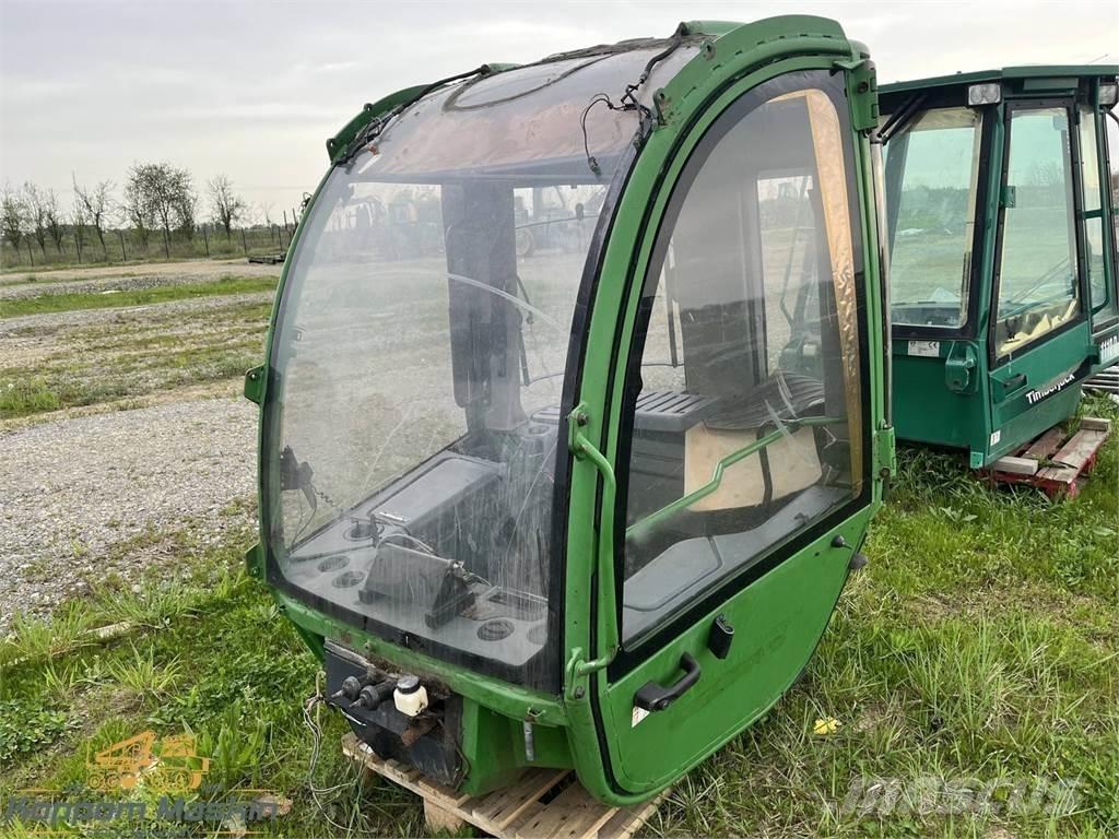 John Deere 1470E Kabíny a interiér