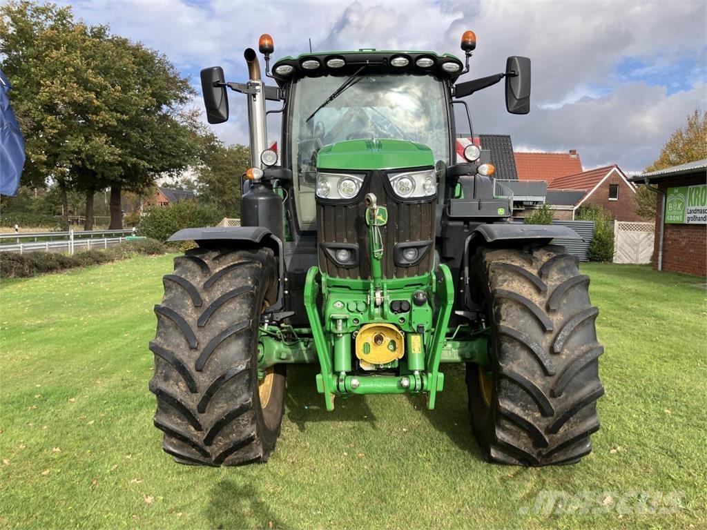 John Deere 6215R Traktory