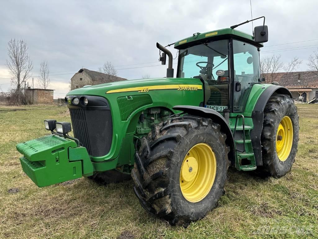 John Deere 8220 Traktory