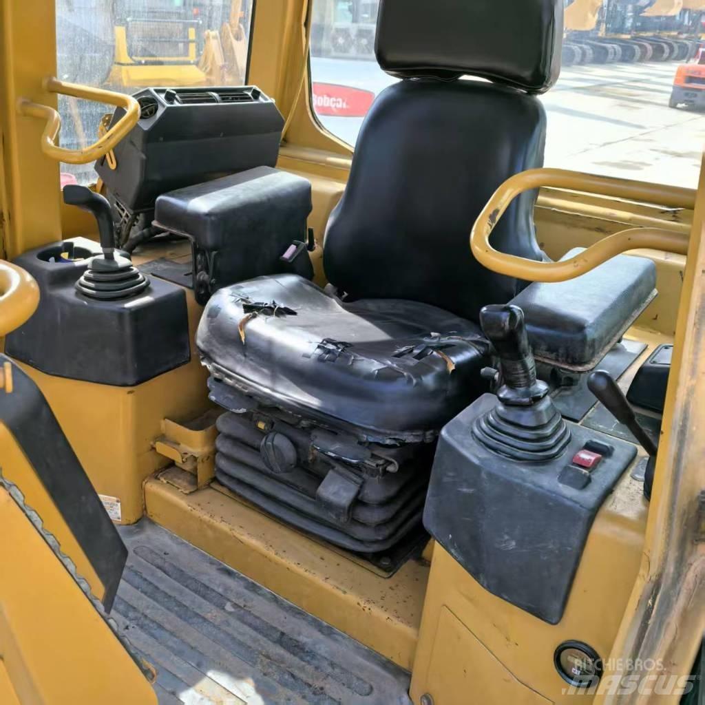 CAT D 5 G LGP Pásové dozéry