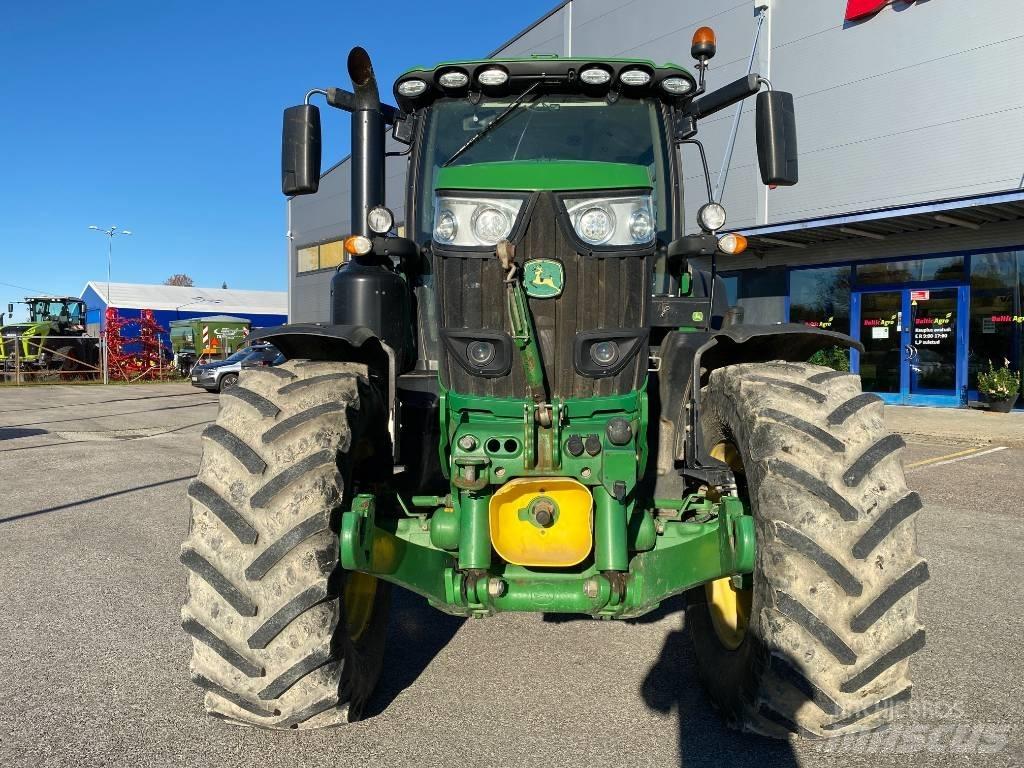 John Deere 6215 R Traktory