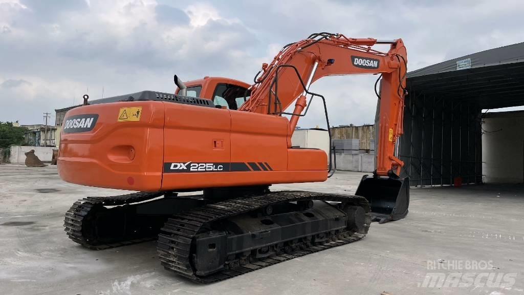 Doosan DX 225 Pásové rýpadlá