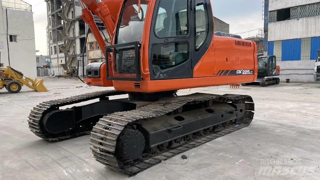 Doosan DX 225 Pásové rýpadlá