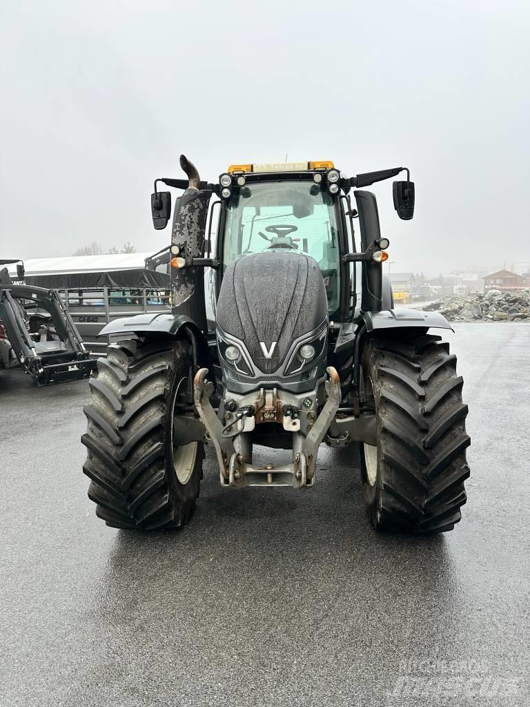 Valtra T 214 D Traktory