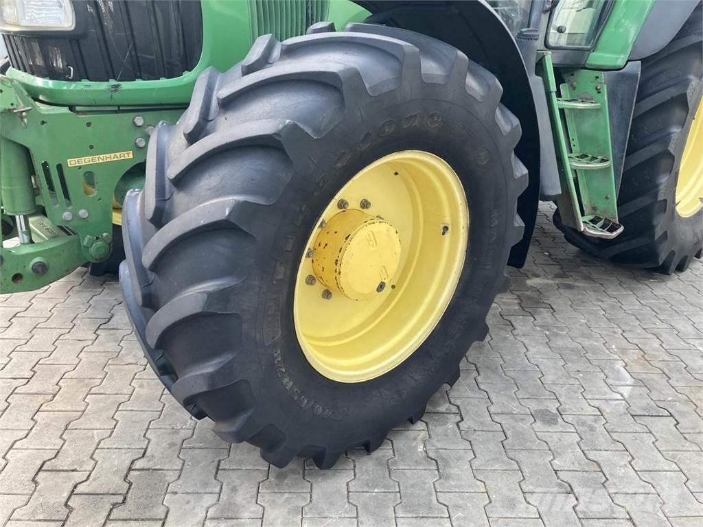 John Deere 6820 Traktory