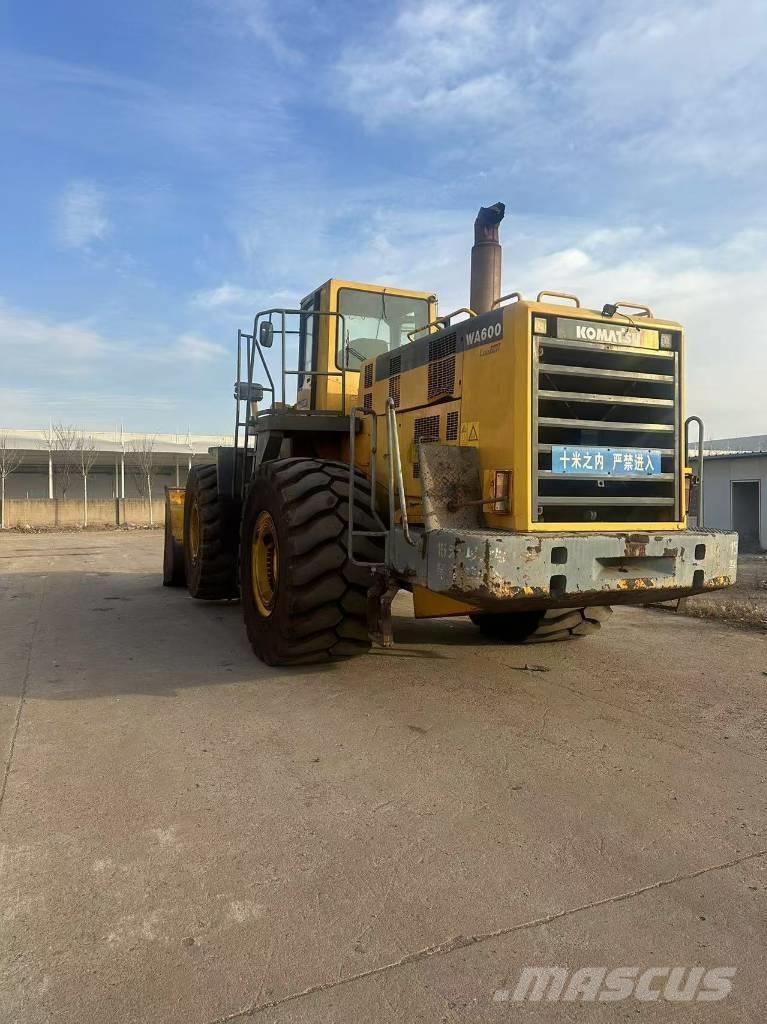 Komatsu WA 600-6 Kolesové nakladače