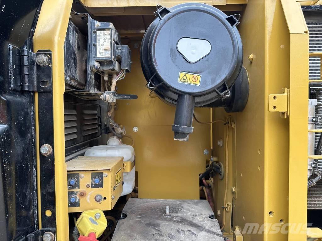 CAT 320D2 Pásové rýpadlá