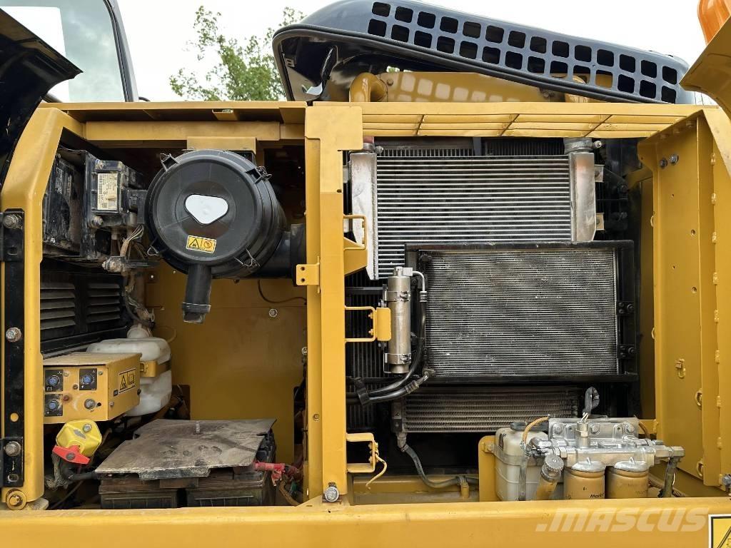 CAT 320D2 Pásové rýpadlá
