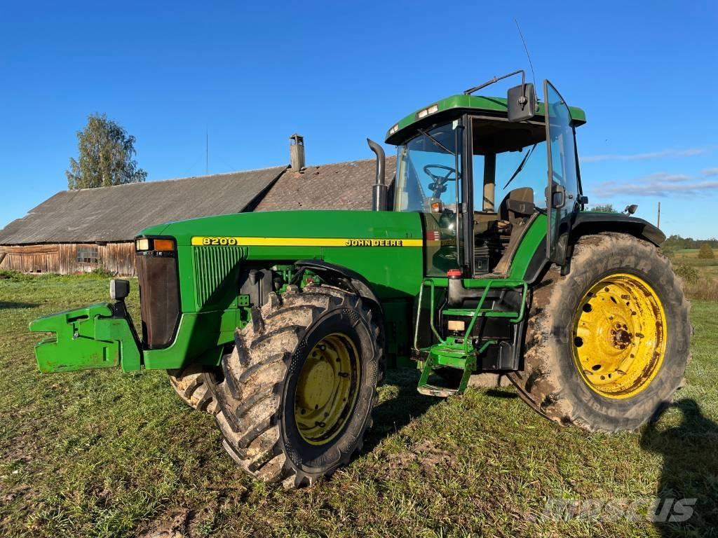 John Deere 8200 Traktory