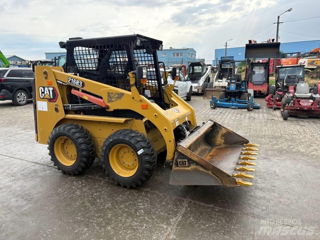 CAT 216 B 3 Šmykom riadené nakladače