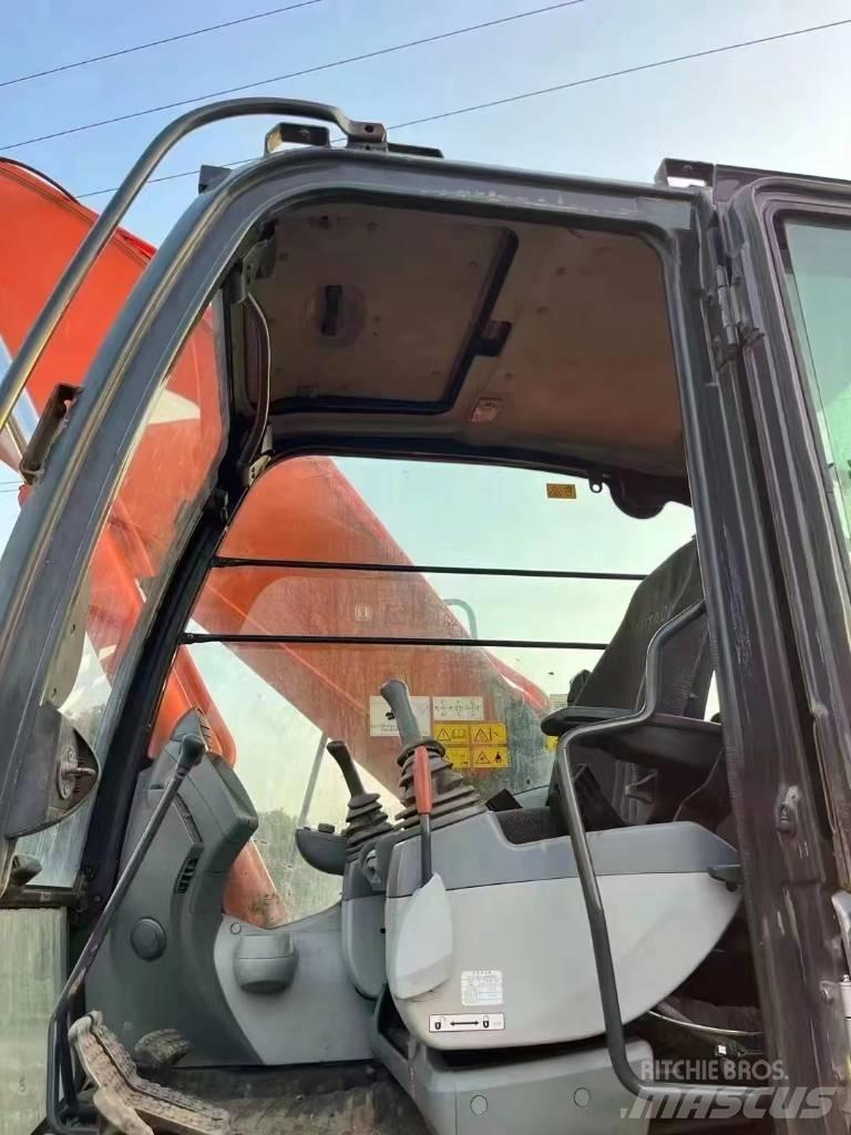 Hitachi ZX 300 Pásové rýpadlá
