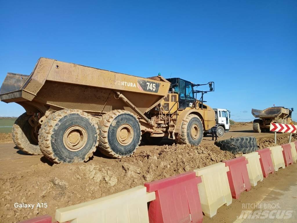 CAT 745 Kĺbové nákladné autá