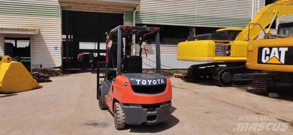Toyota 8 FDN 30 Dieselové vozíky