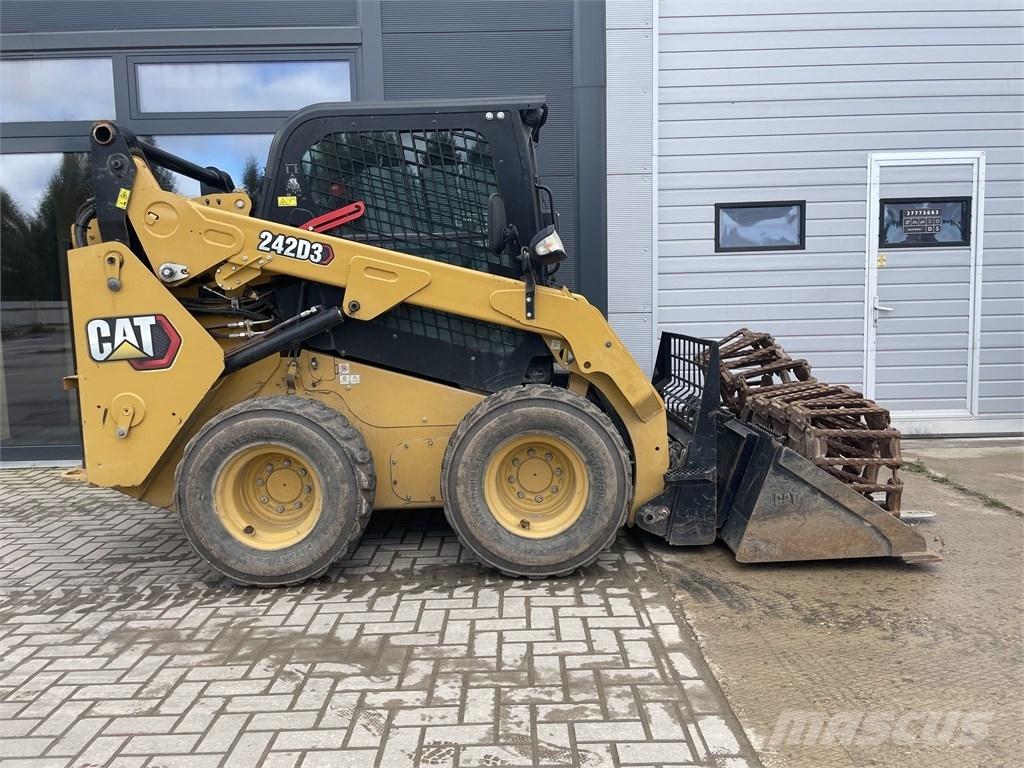 CAT 242D3 Šmykom riadené nakladače
