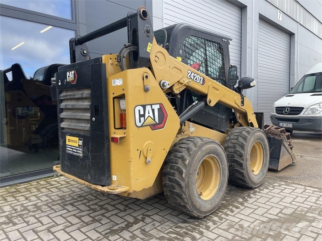 CAT 242D3 Šmykom riadené nakladače