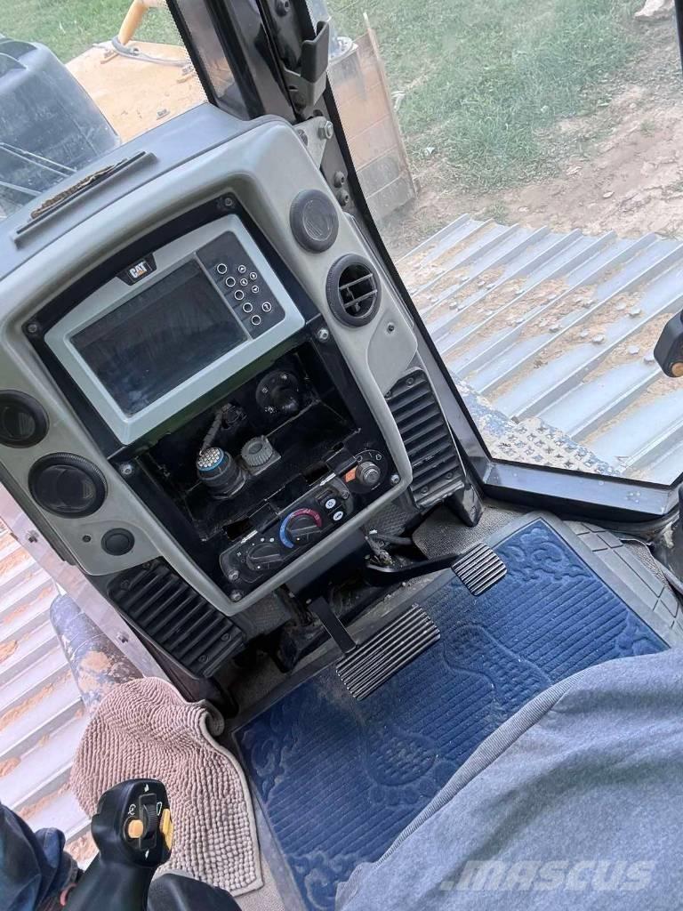 CAT D 6 N LGP Pásové dozéry