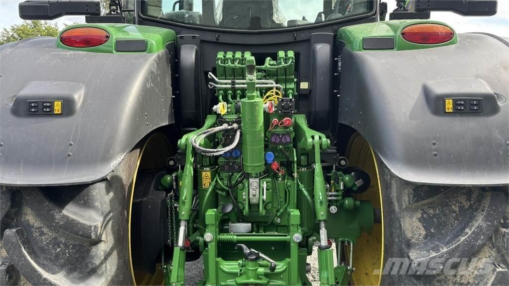 John Deere 6R215 Traktory
