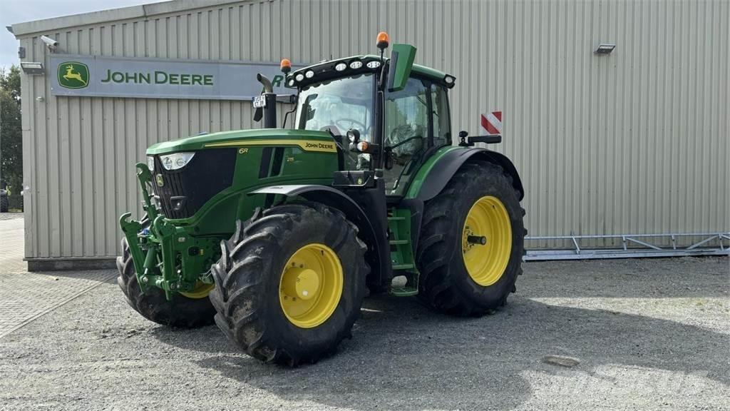 John Deere 6R215 Traktory