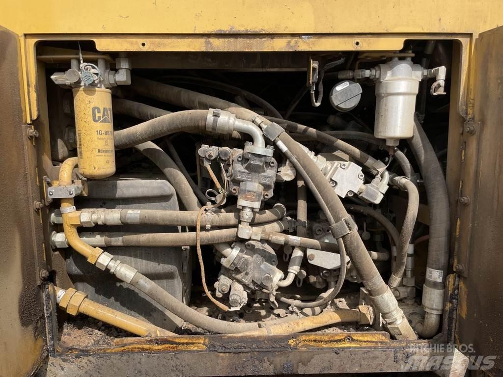 CAT AP555F Finišéry