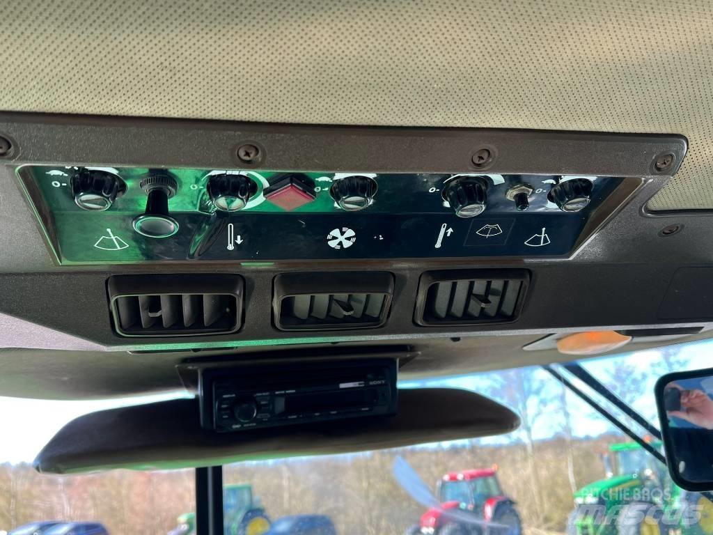 John Deere 4755 Traktory