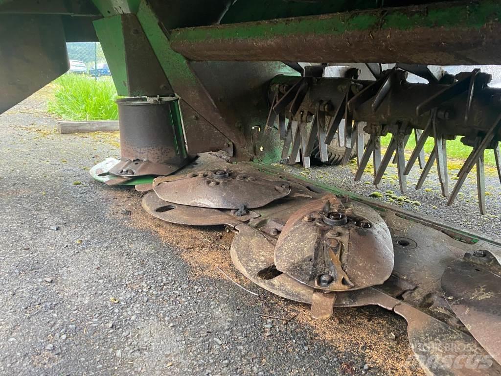 John Deere 730 Kosačky namontované a ťahané