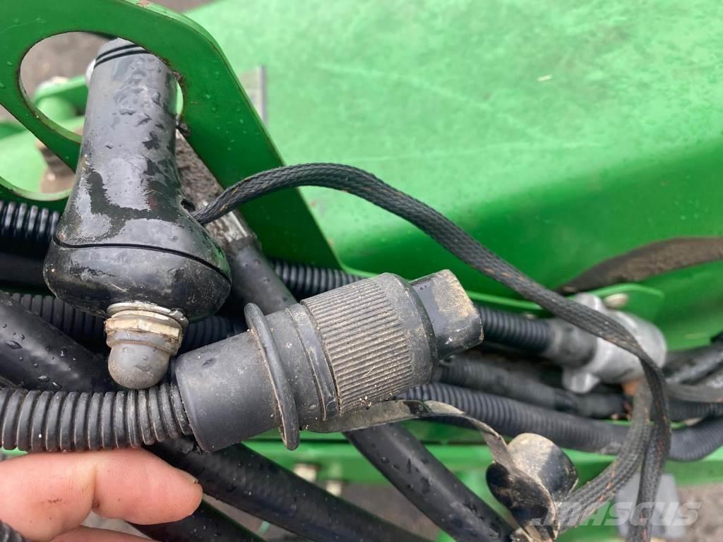 John Deere 730 Kosačky namontované a ťahané