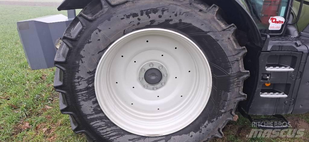Valtra T235 active Traktory